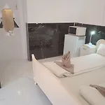 R4 Rolleder Apartman-haz דירה