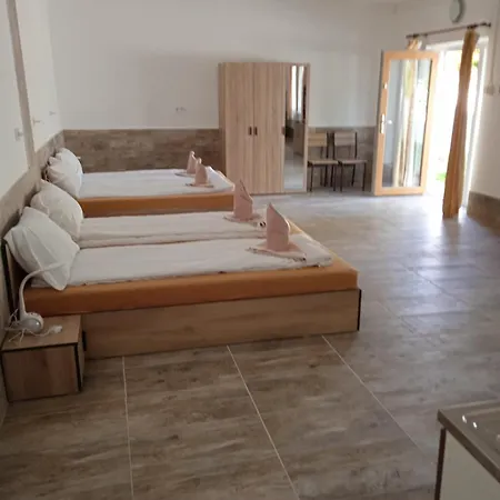 R4 Rolleder Apartman-haz Apartment