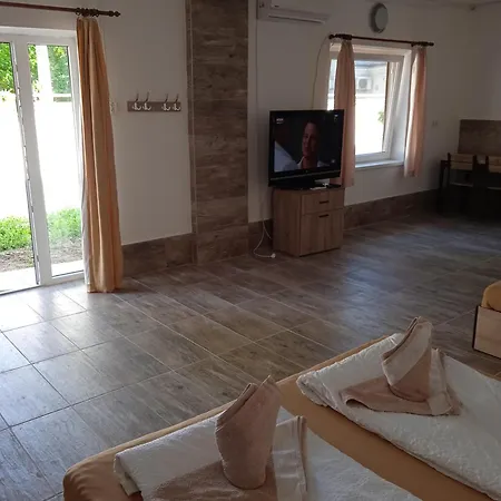 R4 Rolleder Apartman-haz Siklos