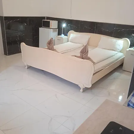 Apartment R4 Rolleder Apartman-haz Siklos
