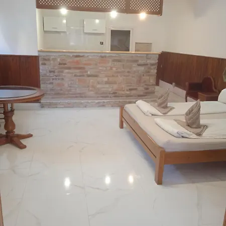 Apartment R4 Rolleder Apartman-haz Siklos