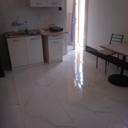 Apartment R4 Rolleder Apartman-haz *